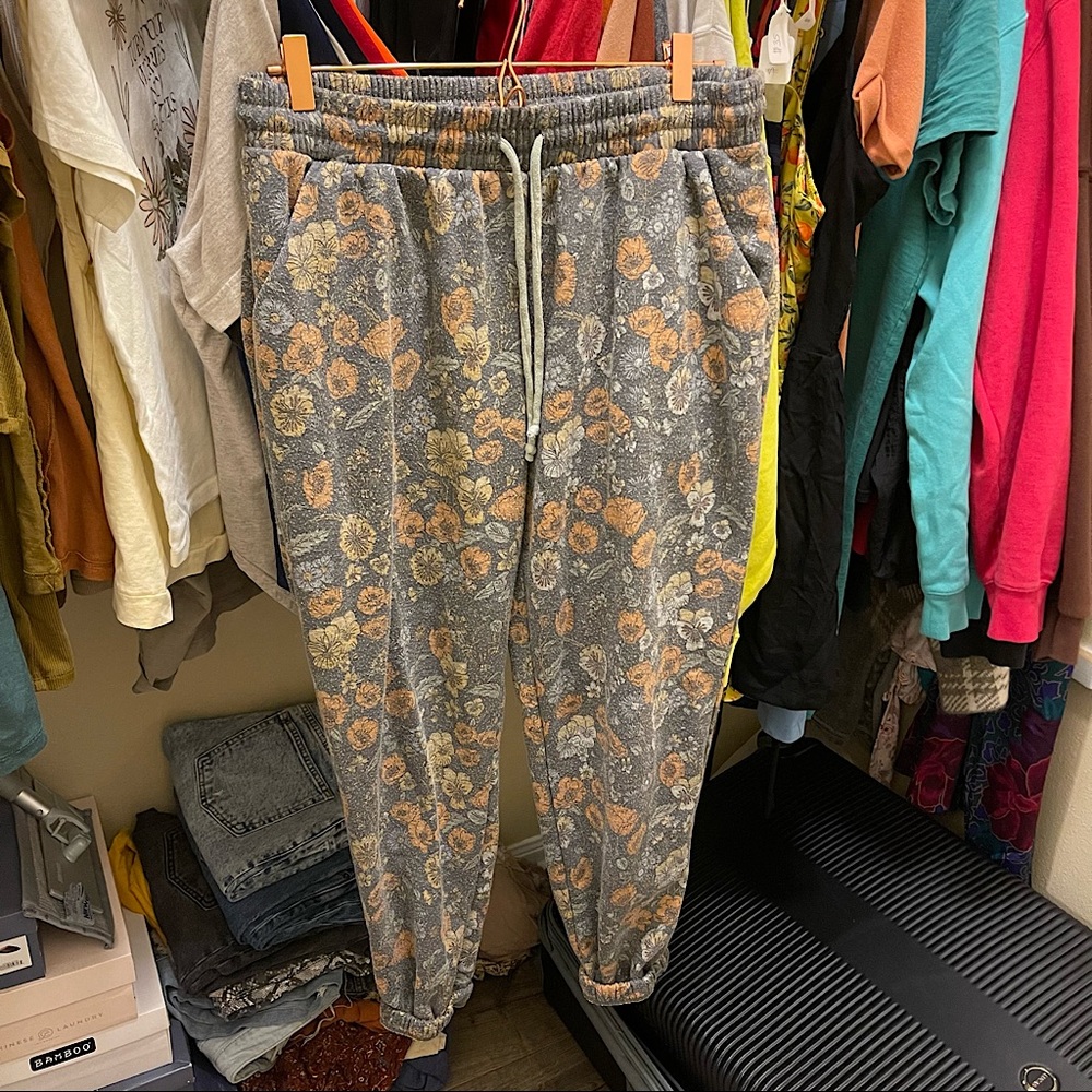 Beautiful floral sweats with pockets
